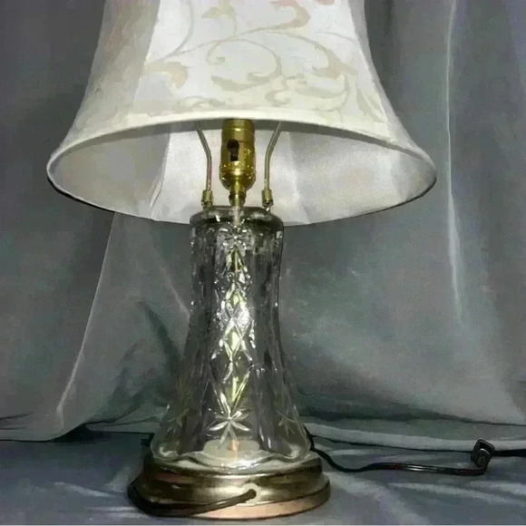 WORKING MID-CENTURY MODERN AMERICAN PRESSED GLASS LAMP, BRASS, WHITE/IVORY SHADE - Picture 3 of 7